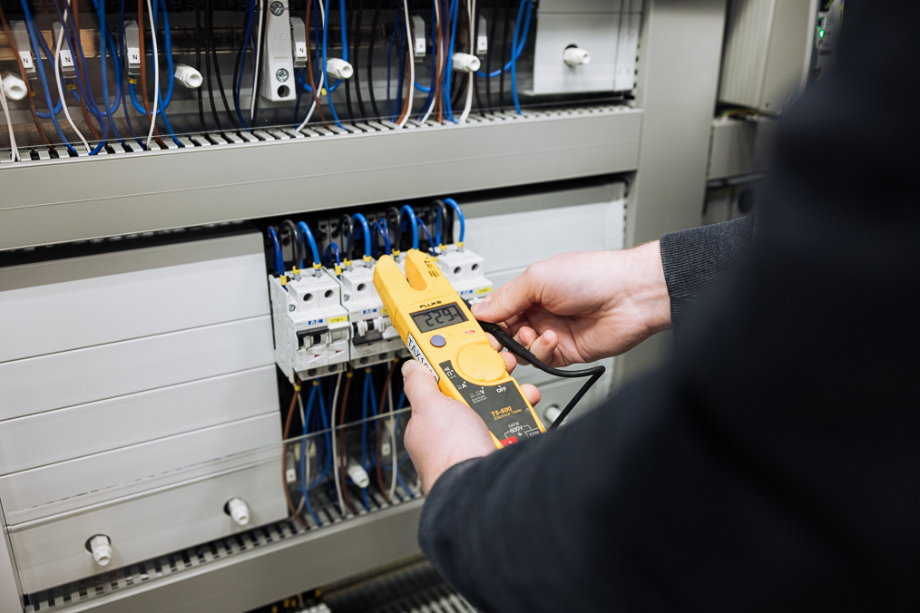 Energieniveau wordt opgemeten door een medewerker van Van de Kar elektrotechniek