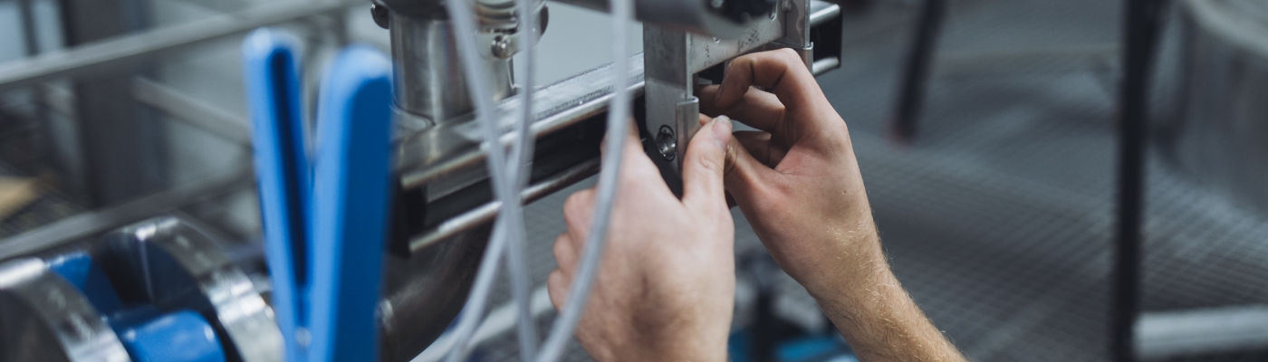 Werknemer bij Van de Kar Elektrotechniek die werkzaam is in de machinebouw
