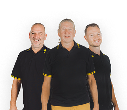 Het team van Van de Kar Elektrotechniek poseert voor het bedrijfspand