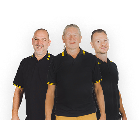 Het team van Van de Kar Elektrotechniek poseert voor het bedrijfspand