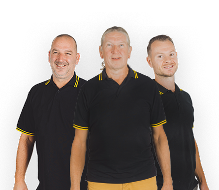 Het team van Van de Kar Elektrotechniek poseert voor het bedrijfspand